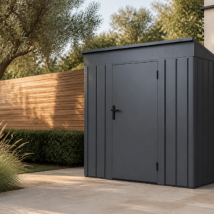 LERYOU compact, plat tuinhuisje met één deur aan de voorkant, naast een moderne tuinmuur